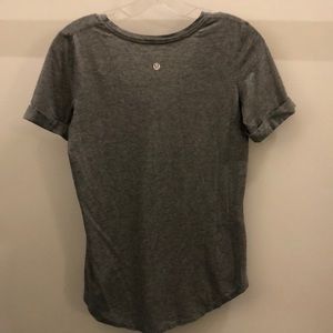 lululemon athletica Tops - Lululemon gray SS vneck top, sz 4, 72096 lululemon athletica Tops - Lululemon gray SS vneck top, sz 4, 72096